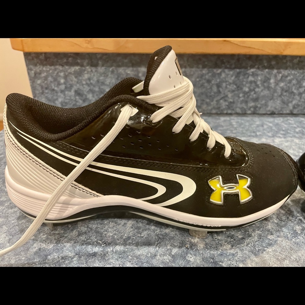 Brand new Under Armour baseball cleats. Size 7 (FLASH SALE)